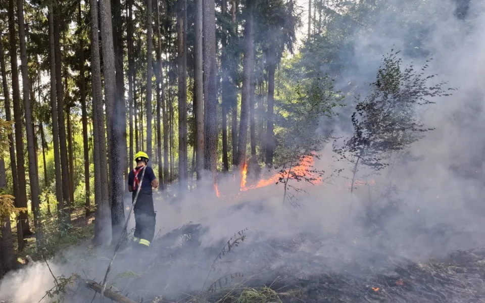 U Bludova hoří les. Zasahuje i vrtulník a dron s termokamerou