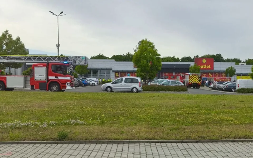 Rozruch u Lidl Outletu. V nedávno otevřené olomoucké prodejně zasahovali hasiči