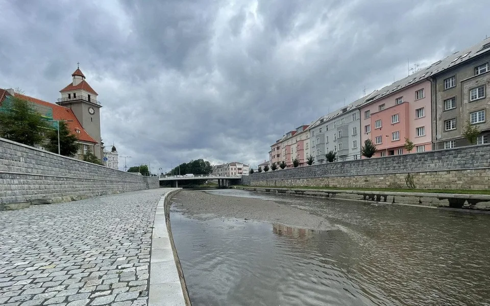 V řece Moravě v Olomouci výrazně ubylo vody. Probíhá kontrola a údržba jezu