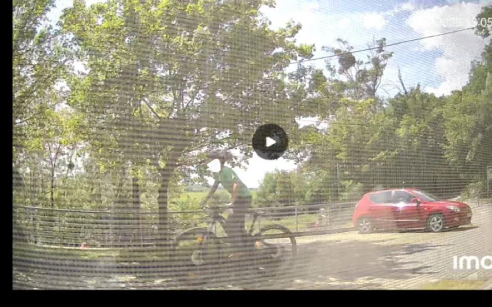 Bikeři si ze schodů před Mladečskými jeskyněmi udělali trail. Zastavte to, žádá správa