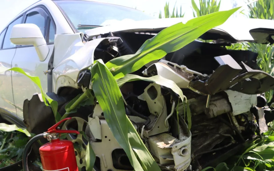 Tři zranění u Chomoutova. Seniorka přehlédla při odbočování další automobil, silnice byla uzavřená