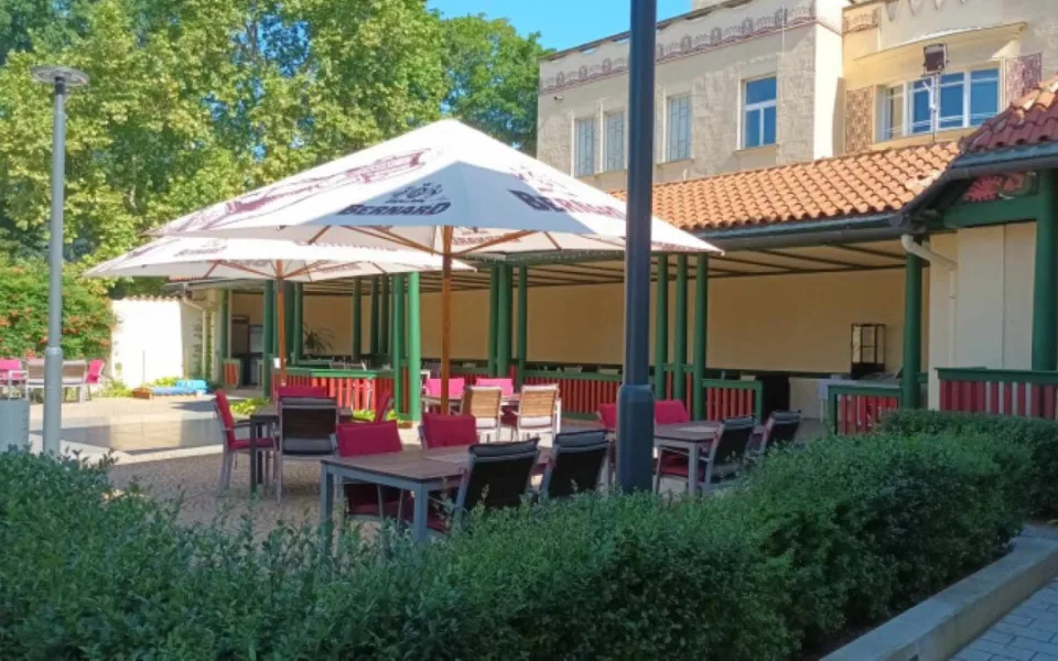 Konec experimentům. Národní dům v Prostějově provozuje soukromník, už otevřel zahrádku