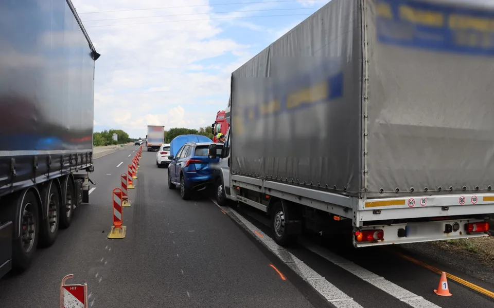Řetězová nehoda zkomplikovala provoz na D35 u Litovle, řidič dodávky nedobrzdil ve zúžení