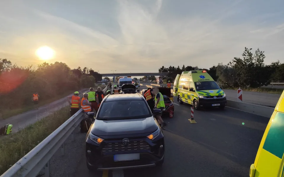 Hromadná nehoda zablokovala D35 u Litovle, u dálnice přistál záchranářský vrtulník