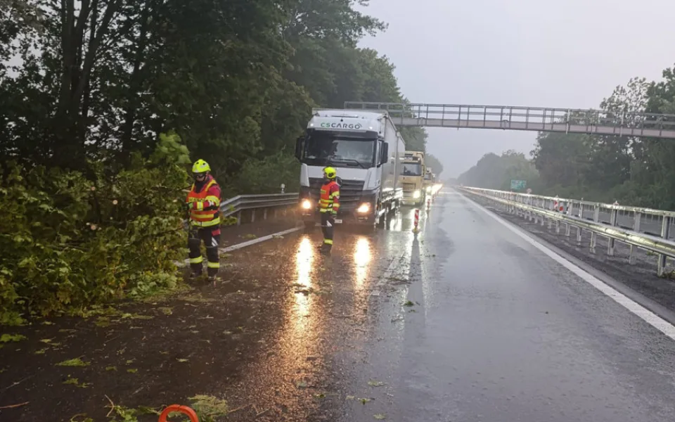 Stržené dráty i strom na D35. Intenzivní bouřky zasáhly Olomoucký kraj