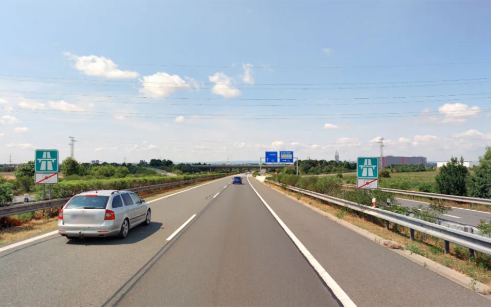 Značka dálnice s dodatkovou tabulkou "bez časového poplatku" u EXITu 276 Olomouc-Holice - ilustrační foto
