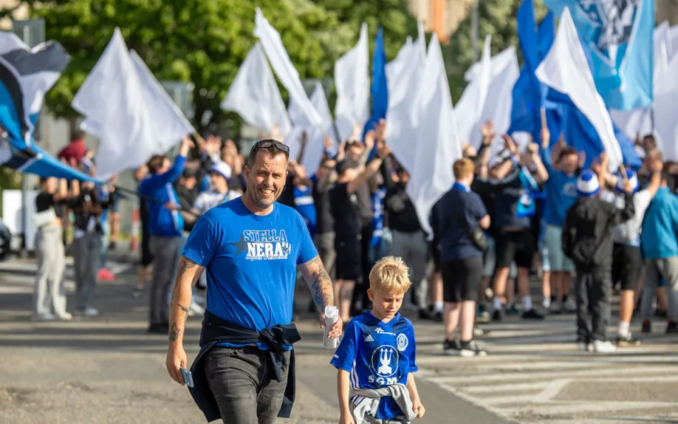 Zbyněk Müller při pochodu fanoušků na Andrův stadion