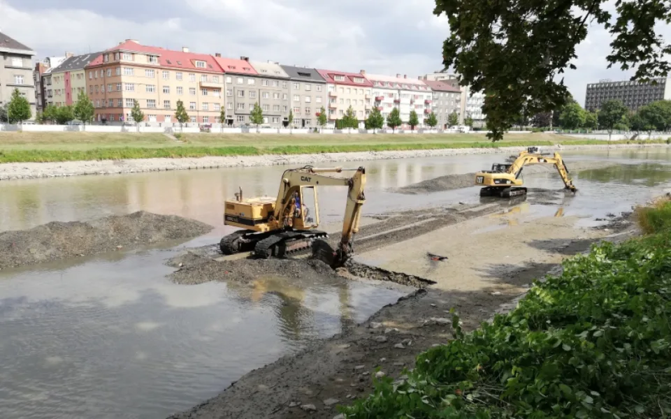 2025-07-23 Štěrkopísek v okolí jezu v Přerově rozhrnuje těžká technika
