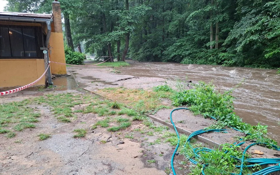 Extrémní srážky a hrozba povodní na Jesenicku: hasiči evakuovali 238 lidí ze dvou táborů