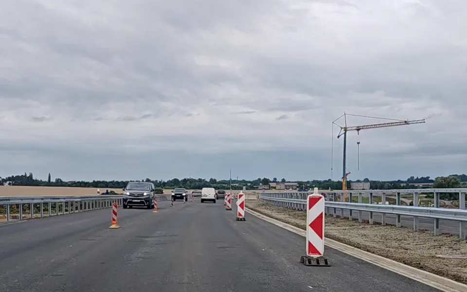 VIDEO: Otevřeno a uzavřeno. Nový zásadní úsek D35 mění dopravu u Olomouce