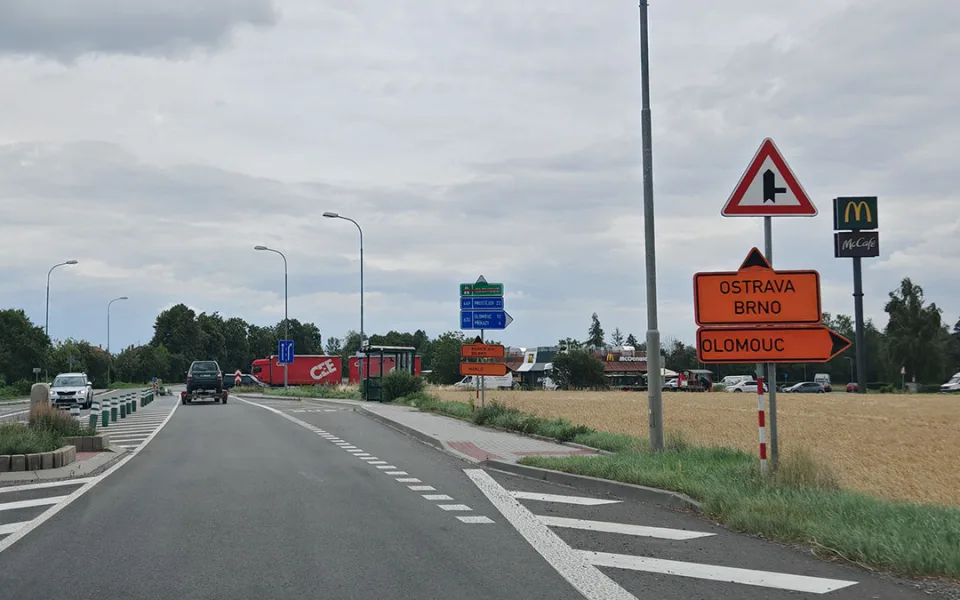 VIDEO: Kolony a nečekané zajížďky. Část řidičů lamentuje nad novým řešením D35 u Olomouce