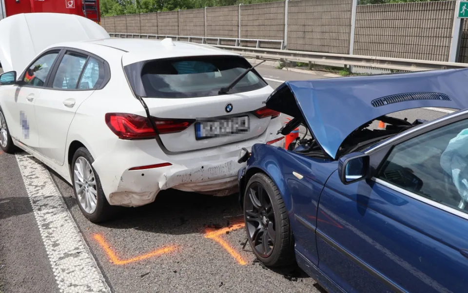Za kolapsem na D35 byla rychlá jízda BMW. Do havarovaného auta ještě narazil kamion