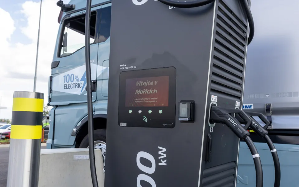 Elektrokamiony vítány. První dobíjecí centrum pro tahače v ČR vyrostlo na Prostějovsku