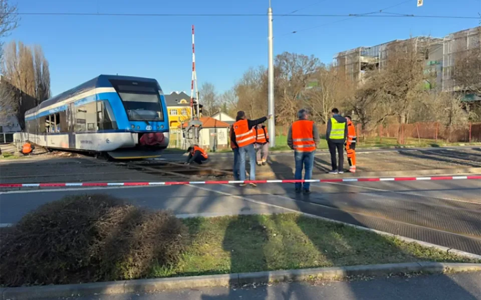 V dubnu došlo na přejezdu u Šantovky v Olomouci k havárii vlaku