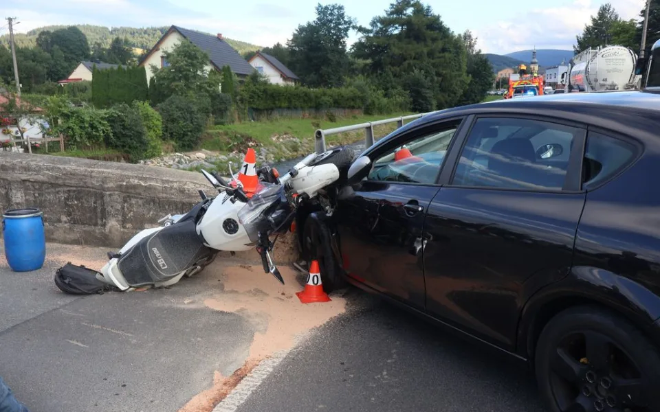 Pro motorkáře letěl vrtulník. V Adolfovicích ho při odbočování srazil osmnáctiletý řidič
