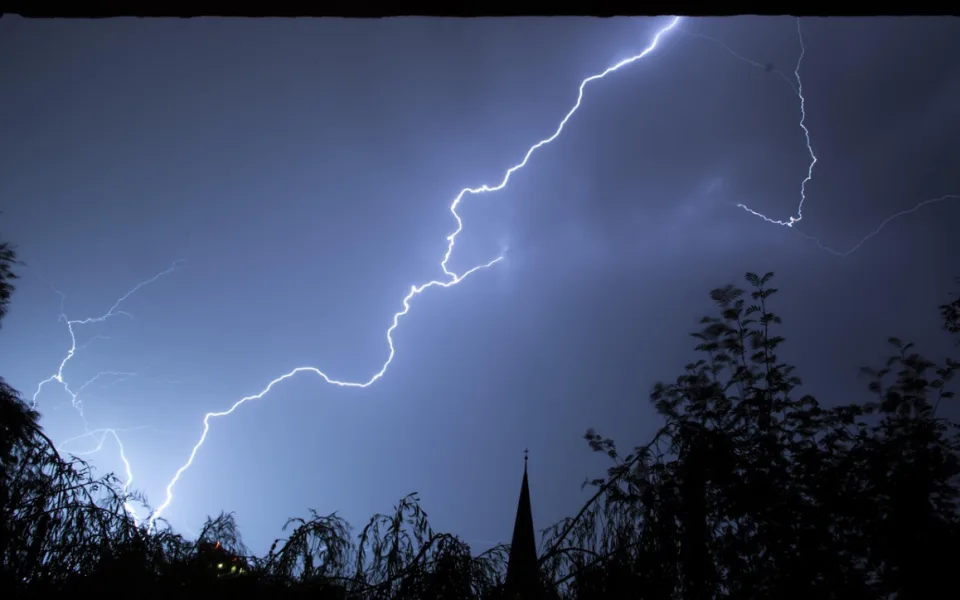 Meteorologové varují před silnými bouřkami. Přijít by měly dnes večer