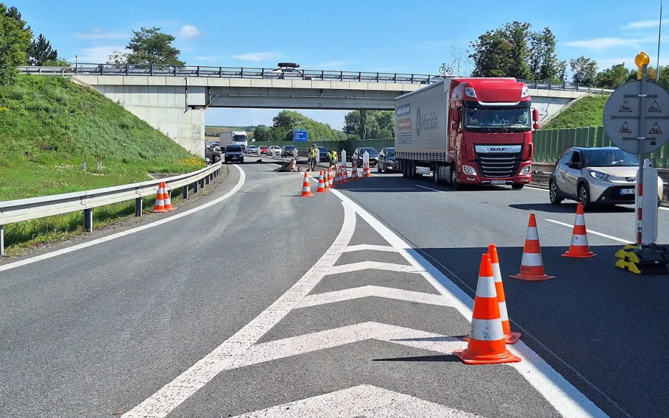 Kolony na D46. Mezi Olomoucí a Prostějovem probíhají velkoplošné opravy vytížené dálnice