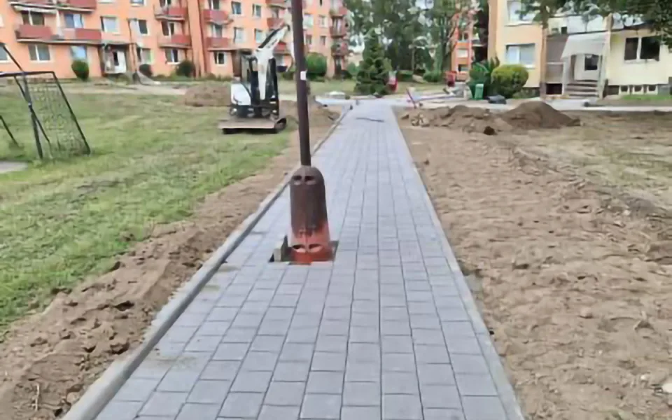 Lampy uprostřed chodníku rozladily část Šumperanů. Dočasná a bezpečnější varianta, objasnilo město