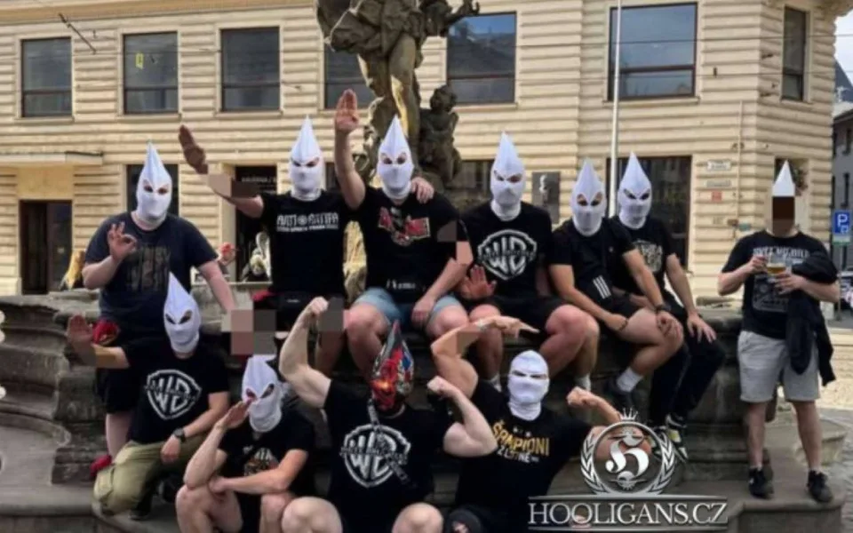 Policie identifikovala fanoušky Sparty, kteří v Olomouci hajlovali v bílých kuklách. Trest je nemine