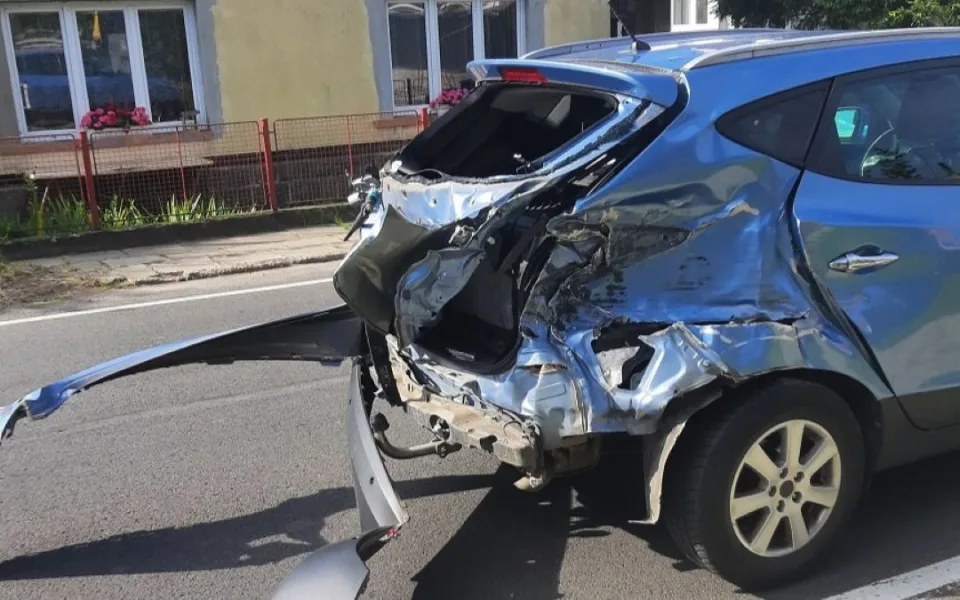 Řidička na Jesenicku přehlédla osobní vlak. Vyvázla v šoku, se zničeným autem, ale bez zranění