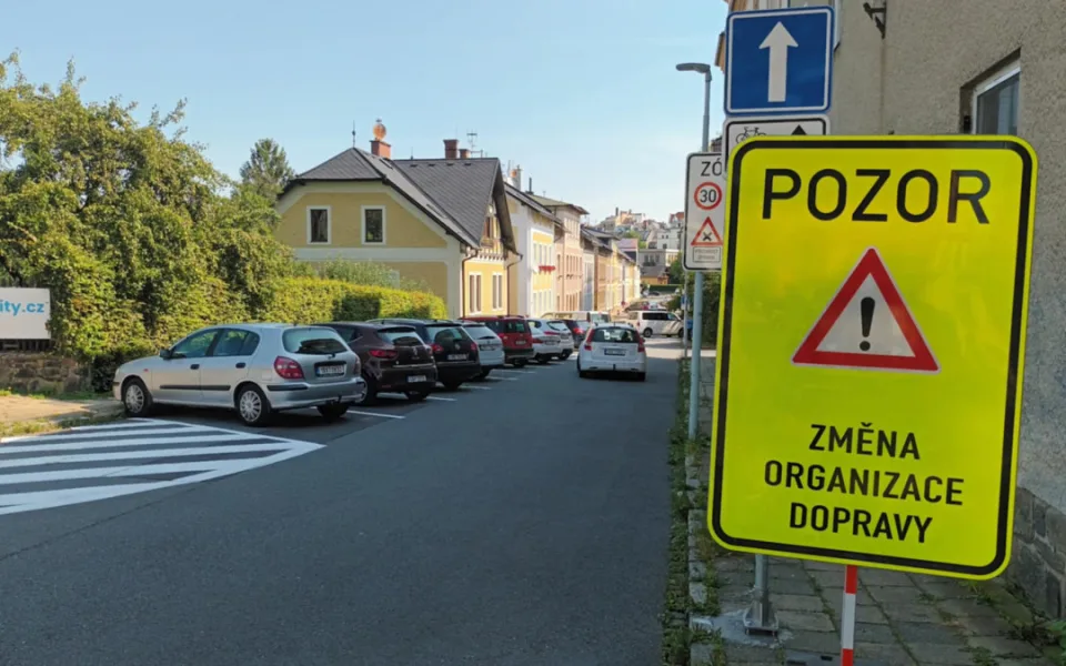 Třicítka v šumperských ulicích zkrotila automobil. Obyvatelé si změny v dopravě pochvalují