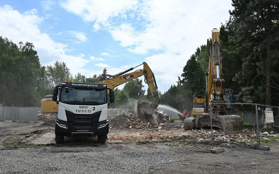 Demolice bývalé ubytovny v Hranicích