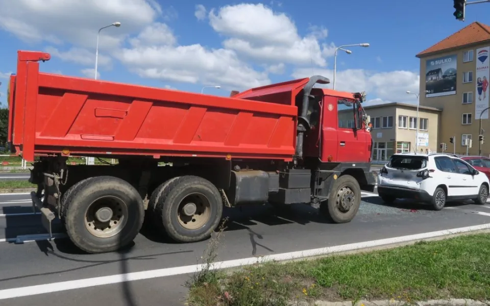 Řidič nákladního vozu nedobrzdil v Šumperku před křižovatkou a narazil do osobního auta