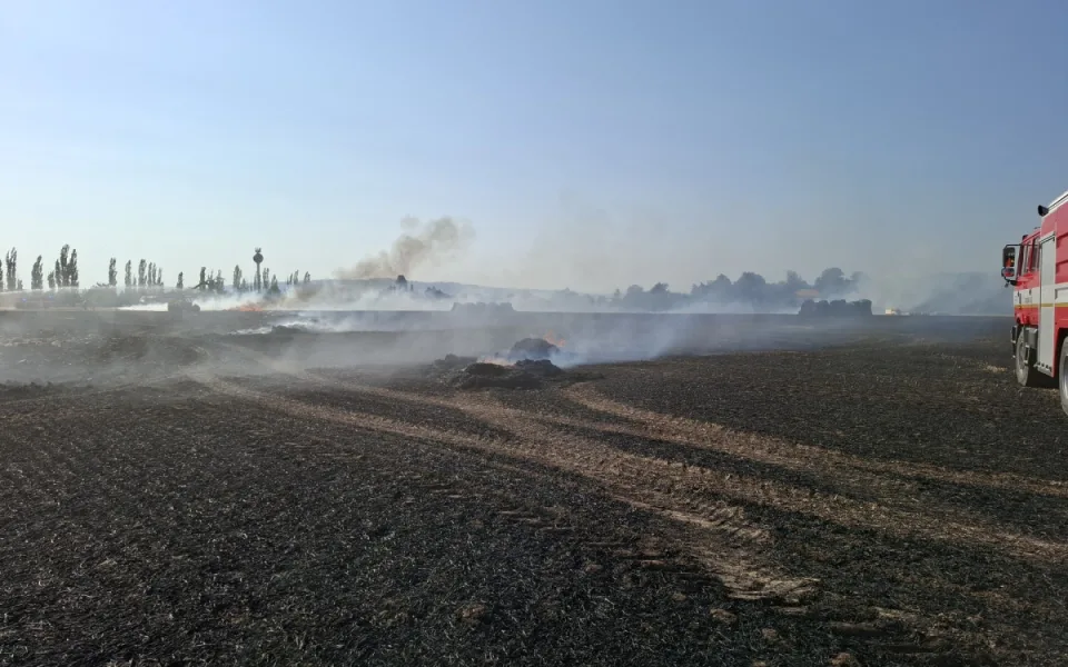 Padesát balíků slámy v plamenech. Hasiči likvidovali požár pole a zemědělského stroje u Dlouhé Loučky