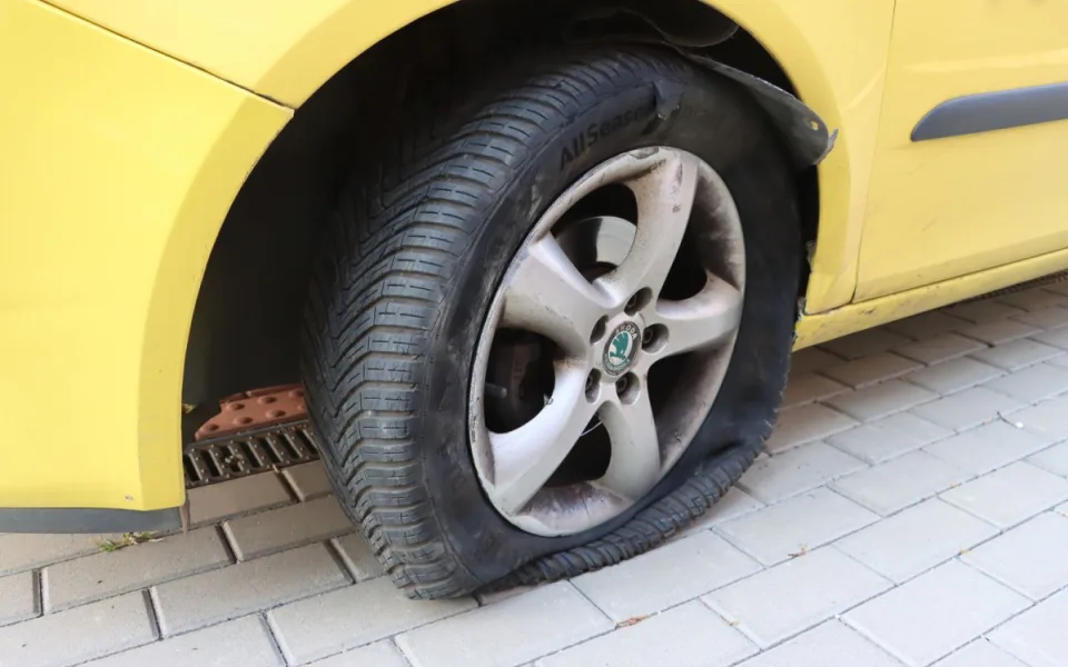 Notně opilá řidička přejela v Olomouci do protisměru a havarovala. Auto nemělo technickou