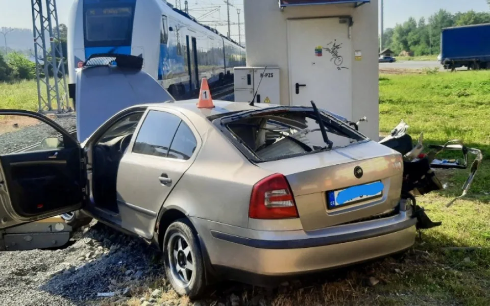 Ve Šternberku se srazil osobní vlak s autem, řidič a spolujezdec jsou zranění