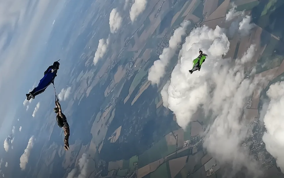 VIDEO: Parašutisté klouzají vzduchem. V Prostějově začalo mistrovství Evropy ve wingsuit-flyingu