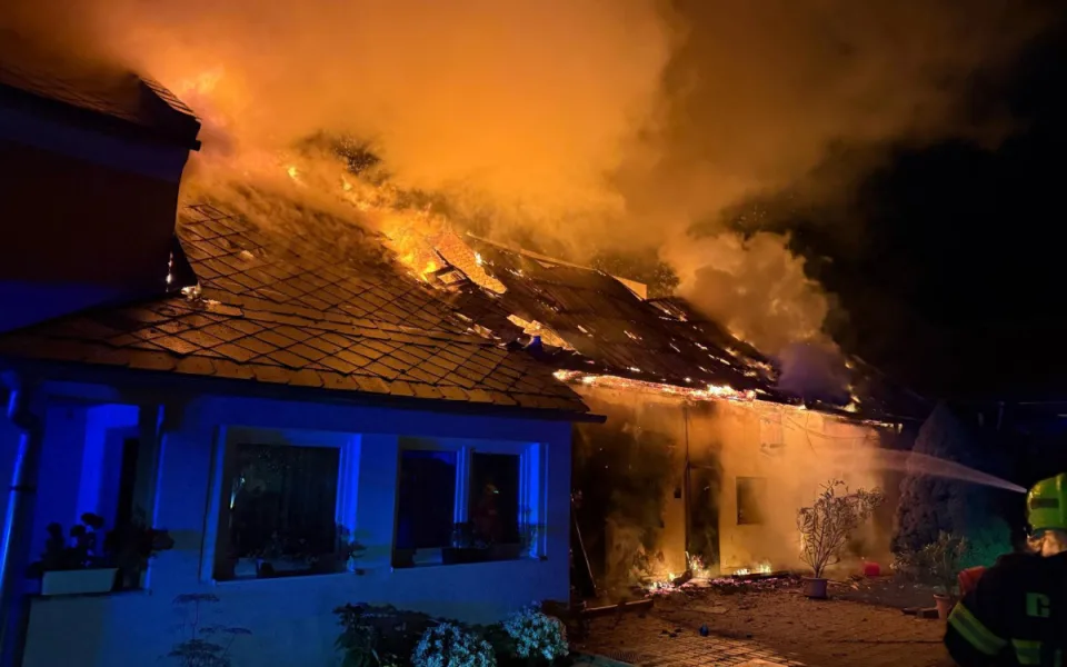 V Třeštině na Šumpersku hořel nad ránem rodinný dům. Zasahovaly 4 jednotky hasičů