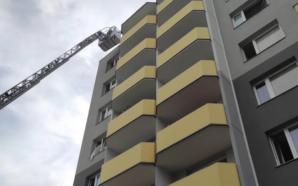 Padesát lidí evakuováno při požáru sklepa v paneláku v Prostějově, sedm je v nemocnici