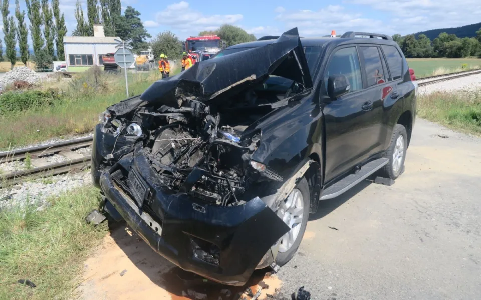 U Leštiny lokomotiva sešrotovala automobil. Z hrozivé nehody posádka vyvázla jen se zraněním
