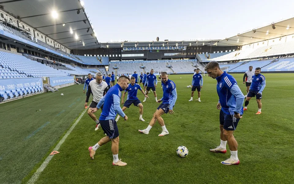 Tým Sigmy při tréninku na stadionu Eleda