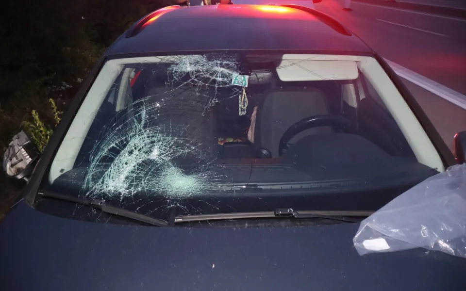 Olej na dálnici. Řidič jel rychle a prorazil vanu, D35 u Olomouce stála přes čtyři hodiny