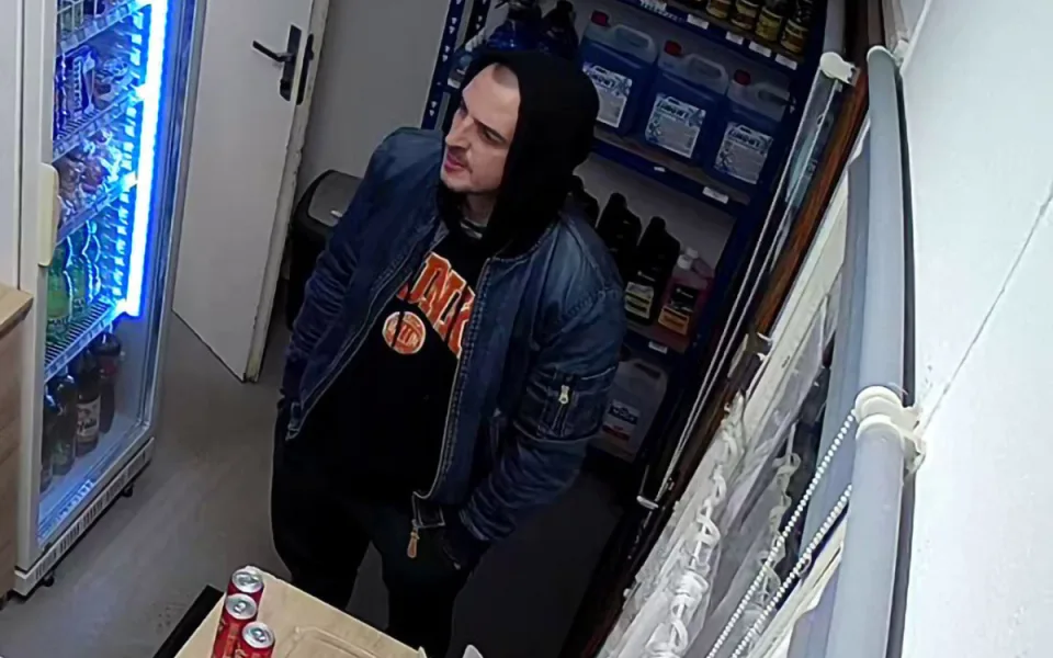 Policie pátrá po neznámém svědkovi, který by mohl pomoct s objasněním případu loupeže v Hranicích