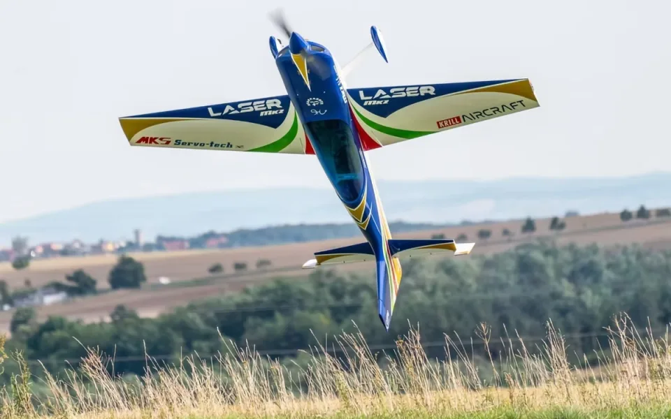 Letecká show nad Olomoucí. Do vzduchu zamíří obří modely i akrobatický pilot Kopfstein