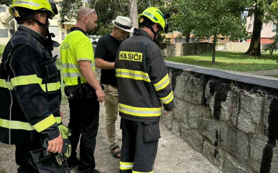 Znečištění veřejného prostranství nebezpečnou látkou řešil starosta Litovle Viktor Kohout s hasiči a policií