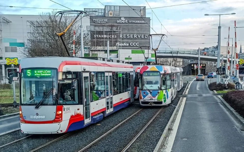 Tramvaje se vrací na Nové Sady, přejezd u Šantovky prošel opravou