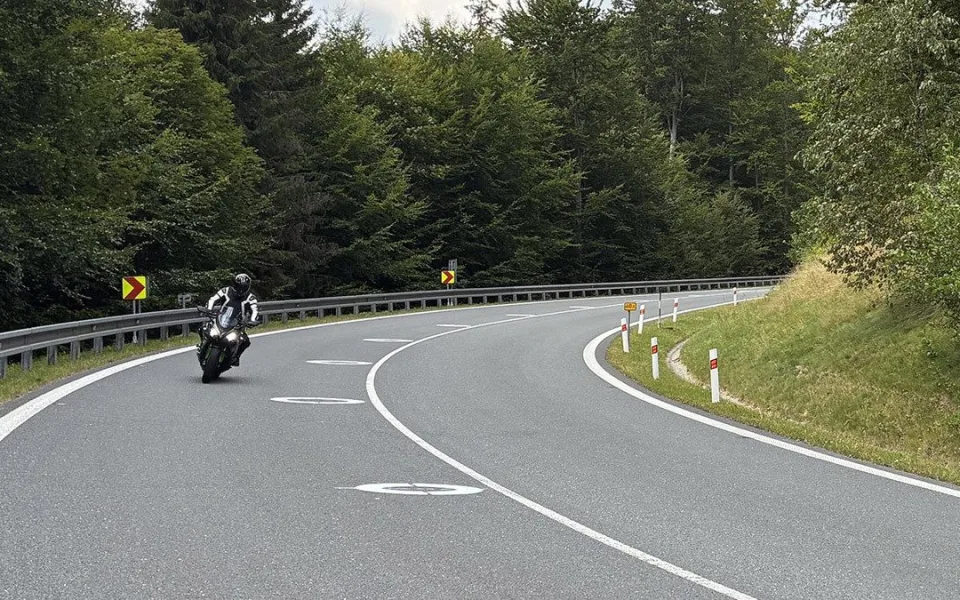 Motorkářům na Červenohorském sedle má pomoct nové dopravní značení, inspirací je Rakousko