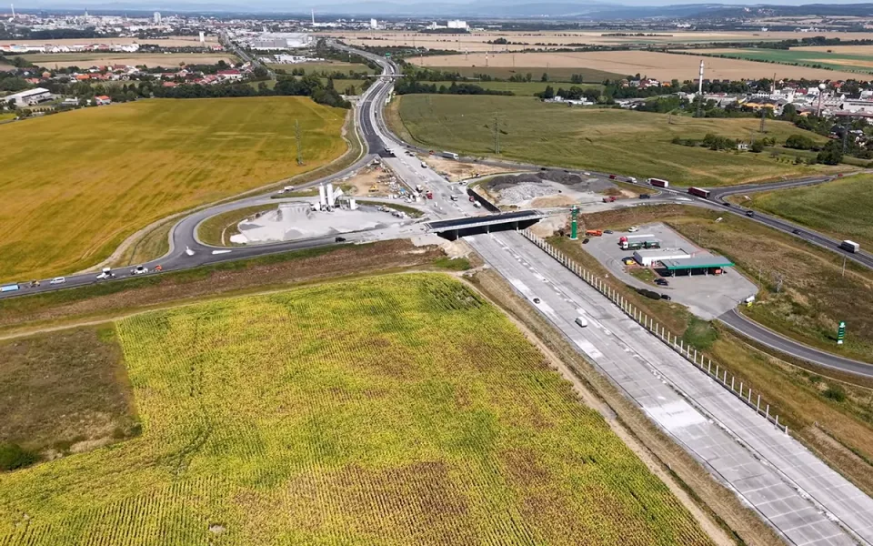 VIDEO: Blíží se otevření dálničního tahu z Olomouce na Přerov. Jak to vypadá na stavbě?