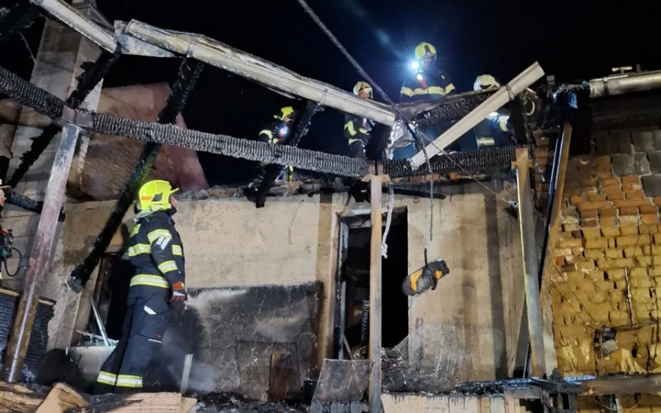 Pneumatiky, tlakové láhve. Hasiči bojovali s požárem rodinného domu a stodoly na Litovelsku