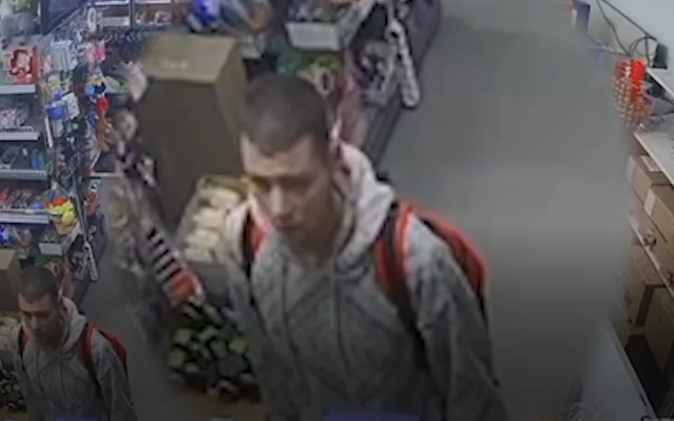 VIDEO: Kvůli krádeži kabelky s platební kartou policie pátrá po dvou mužích. Neznáte je?