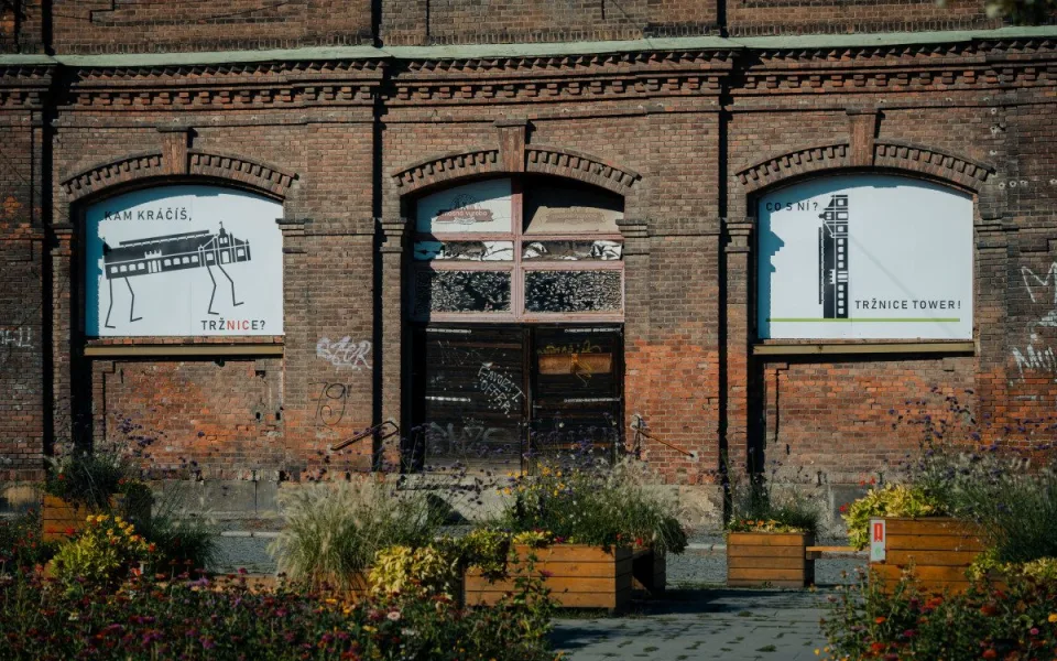 Kam kráčíš, tržnice? Umělci upozornili na nevyužitou historickou stavbu v Olomouci