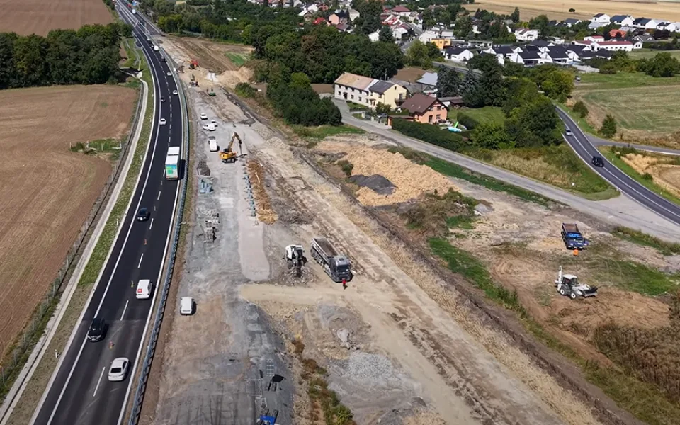 Nová stavba dálnice D35, napravo obec Křelov-Břuchotín
