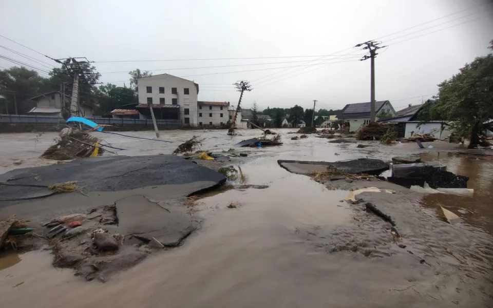 VIDEO: Rok od povodní. Při ničivých záplavách pomáhaly tisíce hasičů