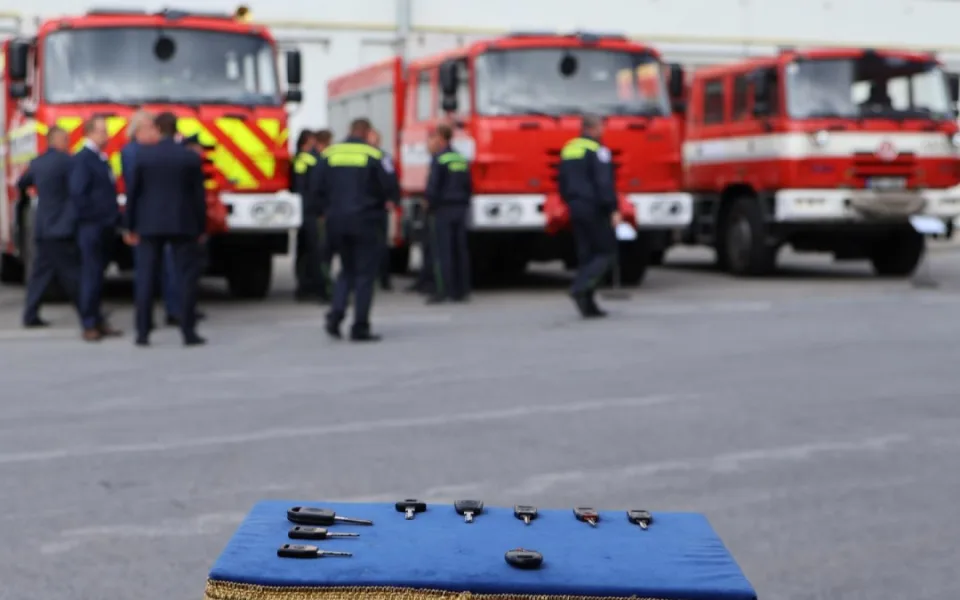 Dobrovolní hasiči budou rychlejší, dostali cisterny a dýchací techniku. V Olomouci se otevřely nové garáže