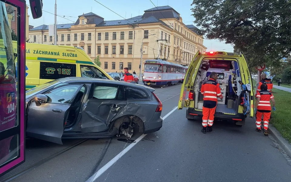 Šofér Volva odbočil pod tramvaj. Vytížená trasa v Olomouci ráno stála
