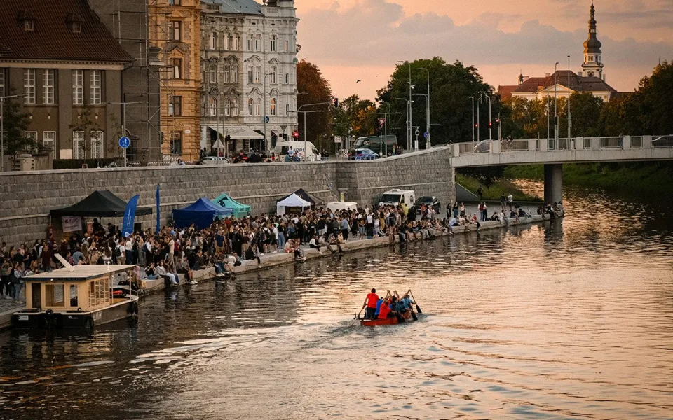 Olomoucká náplavka ožije koncerty i workshopy. Do Olomouce se vrací tisíce studentů
